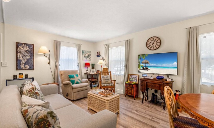 Cedar Key Cottage | Downtown * Walkable * Outdoor Living * 20% weekly & 30% monthly disounts