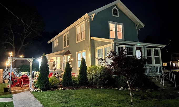 Williams Bay House | Downtown Williams Bay. Full house walk to restaurants, ice cream, bars & coffee