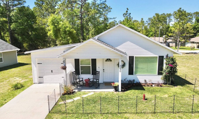 Fellowship House | Doxie Cottage - Minutes From WEC!