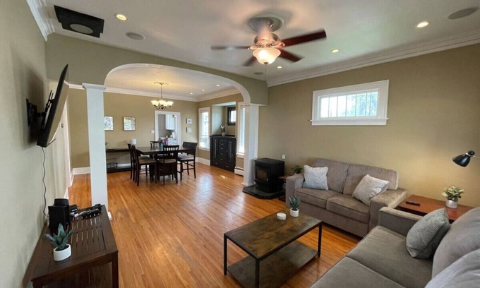 Great Falls House | Dragonfly House: A cheerful five-bedroom