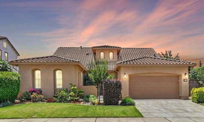 Elk Grove House | Dream house with 2 Master bedrooms, covered patio in the Elk Grove center