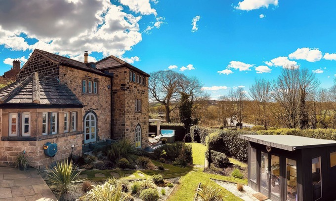 Crigglestone Cottage | DREAMWOOD COTTAGE, pet friendly, with hot tub in Newmillerdam