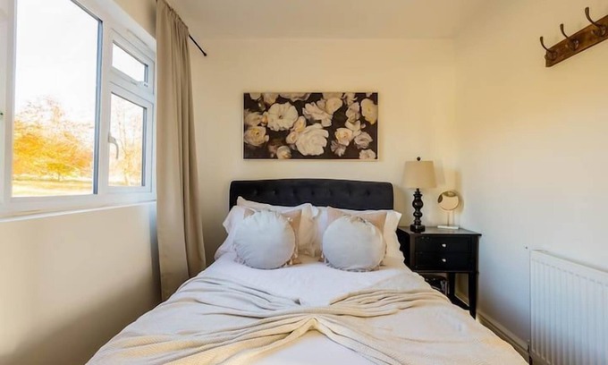 Blandford Saint Mary Cottage | DREAMWOOD - SLEEPS 2 | HOT TUB | BBQ | PETS ALLOWED | WI-FI | SECLUDED PATIO