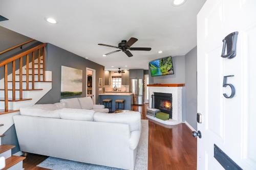 Charleston Historic District House | Dreamy Downtown Condo, Near Meeting St & Broad St