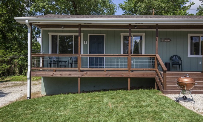 Branson Cabin | Driftwater Resort Cabin #7 with Lake Taneycomo Access & Pool!