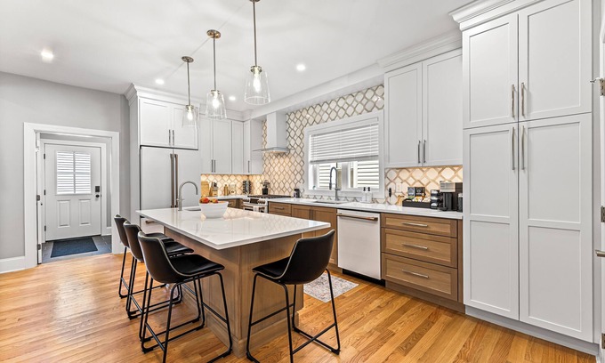 Winter Hill House | Driveway parking-10 min to Boston-close to train station-kids playroom