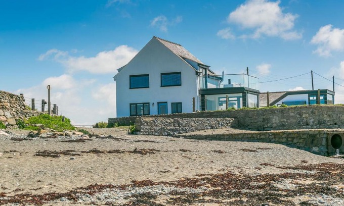 Llanfaethlu House | Dryll y Gro