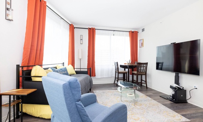 Downtown Apartment | DTSS LuxePad w/PS4 VR + Rooftop Pool + 360 DC Views Lounge + Gym + Streaming TV