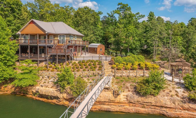 Houston House | Ducktail Pointe: 5 BR, 3 BA House in Houston, Sleeps 14