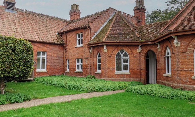 Woodbridge Cottage | DUKE COTTAGE, pet friendly, with a garden in Wickham Market