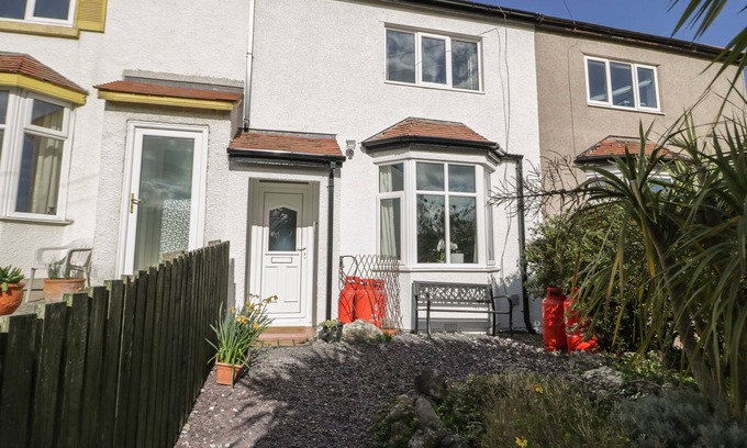 Llandudno Junction Cottage | DULAS, pet friendly, character holiday cottage in Llandudno Junction