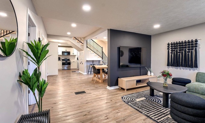 Dundee-Happy Hollow Historic District House | Dundee Delight 3Br2Ba sleeps 9, central Omaha, heart of historical neighborhood