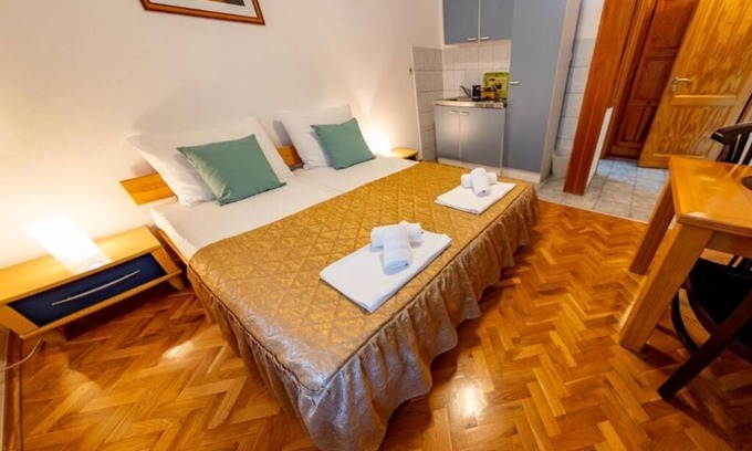 Mostar Apartment | Dvokrevetna soba s bračnim krevetom i vlastitom kupaonicom