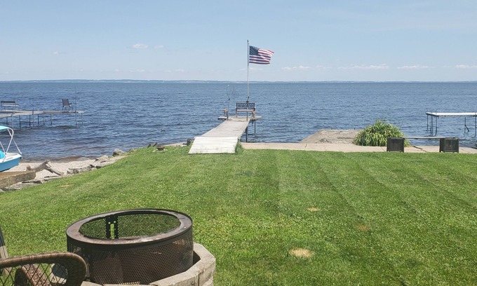 Oshkosh House | EAA Oshkosh Lakefront Comfortable Whole House AC Parking WiFi Sleeps 6