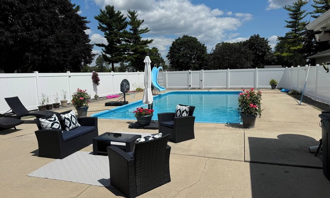 Winneconne House | EAA week: Spacious 3 bedroom house w/pool, hot tub, & beautiful river views. n