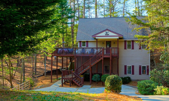 Helen House | Eagle's Nest at Innsbruck - Family Retreat in Golf Resort Near Downtown Helen