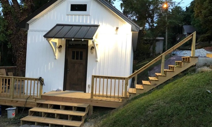 Baxter Cabin | Eagle's Nest Cottage on Center Hill Lake with private path to the water's edge.