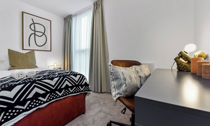 Whitechapel Apartment | Earthy Elegance: Nature Inspired Flat in Prime Location