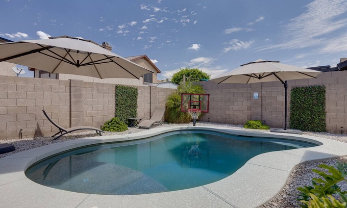 Glendale House | "Easiest Walk" to State Farm Stadium and Westgate Entertainment Free Heated Pool
