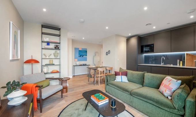 Bromley North Apartment | East London Skyline Retreat