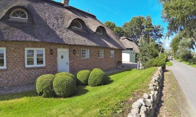 Poppenbull House | Easter dike Molehill - Thatched semi-detached house Molehill