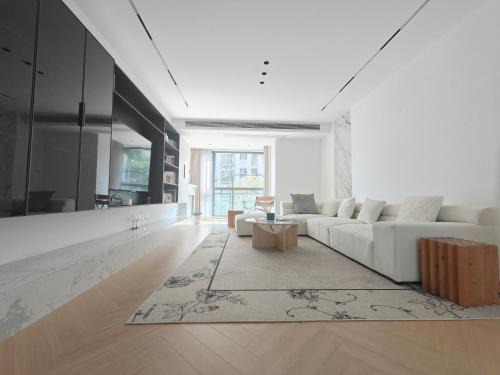 Shanghai Apartment | Eastern Hub - Bund Branch Designer Open Kitchen Super Large Sofa Deluxe Three Room