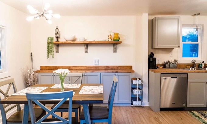 North Charleston House | Easy access to downtown, airport, West Ashley and more. Clean and Cozy!