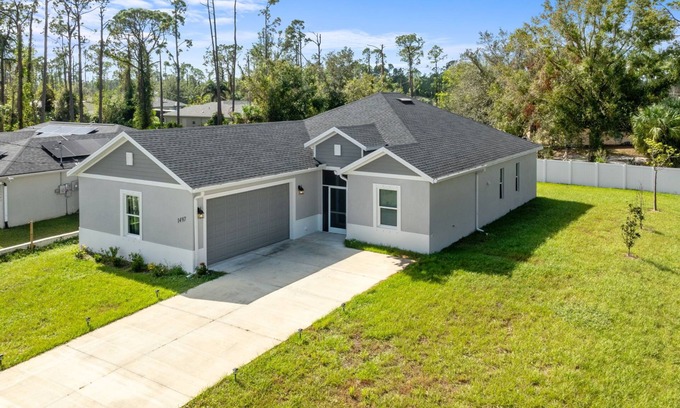 North Port House | "Easy Escape" to Mineral Spring Florida 3 bedroom 2 bath sleeps 8 people