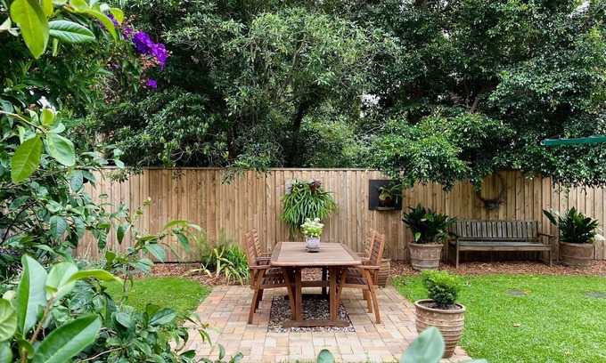 Berry House | Easy stroll to main shopping hub, restaurants, cafes and walking trails
