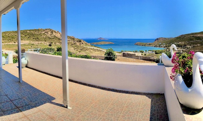 Kampos House | Easy to access and next to the two organized beaches of the island.