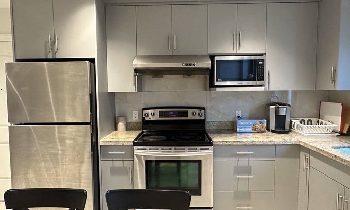 Oakridge House | Easy Transit Quiet 3BRHome Near Skytrain/Airport/Downtown Vancouver/UBC/Richmond