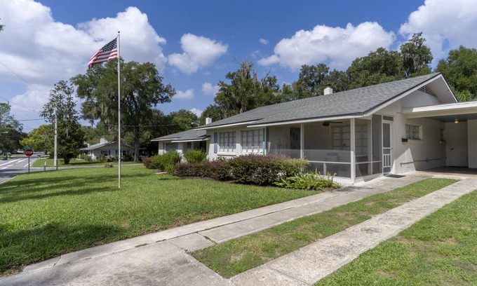 Mount Dora Cottage | Easy walk 5 blocks to downtown dining & shopping. 2 BR, 2 Bath, POOL