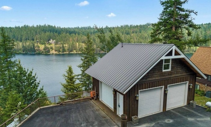 Coeur d'Alene House | Echo Bay Lodge – A Unique Lakeside Retreat, Perfect for Families!