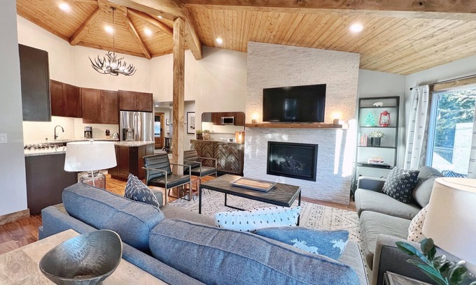South Shore Cabin | Echo Summit Cabin: Family Friendly - Modern - Hot Tub - 1 Mile to Ski Sierra!