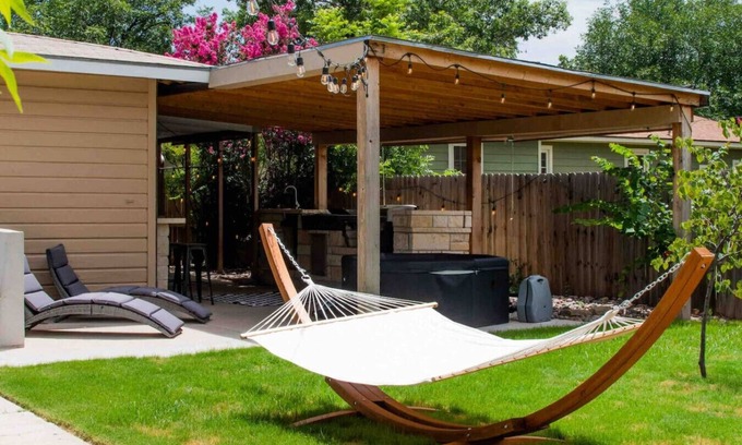 Abilene Cottage | Eclectic Design| Hot Tub| Fire Pit| Pickleball