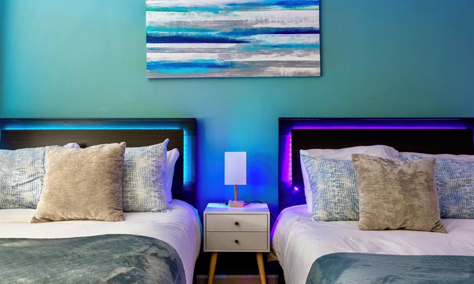 Menlo Park House | Eclectic Tech and Family Friendly with Gaming 5 min Walk to Meta in Menlo Park