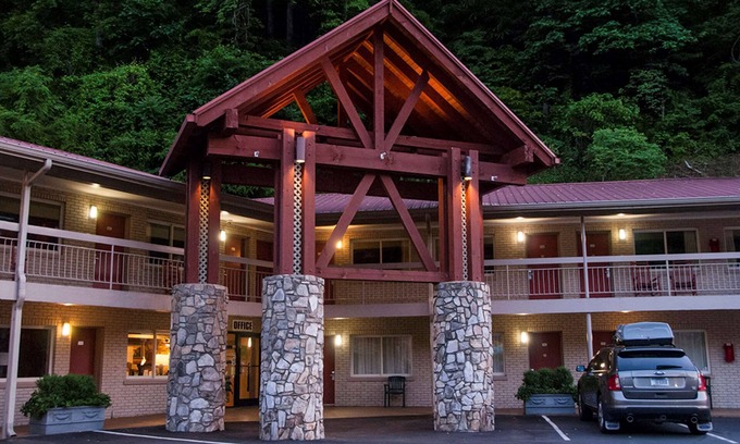 Cherokee Hotel | Econo Lodge Cherokee Near River Park