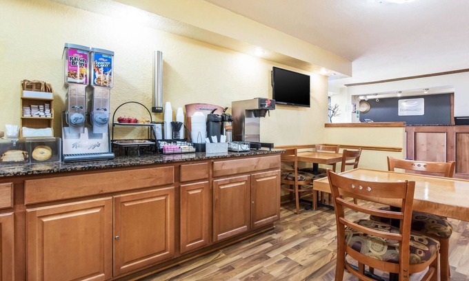 Cloverdale Hotel | Econo Lodge Cloverdale