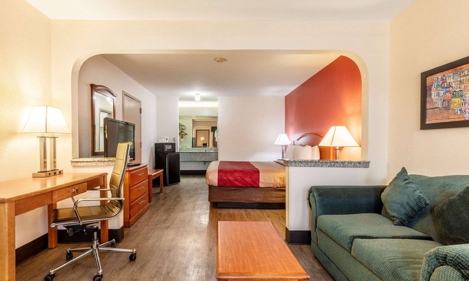 Ellendale Hotel | Econo Lodge Inn & Suites Memphis East