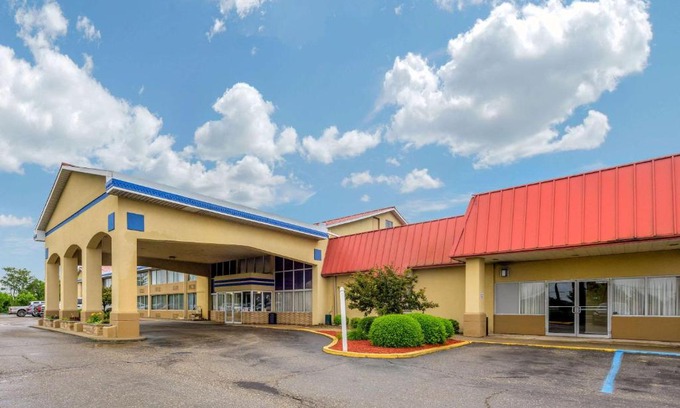 Triadelphia Hotel | Econo Lodge Inn & Suites Triadelphia - Wheeling