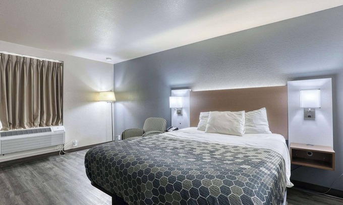 Neenah Hotel | Econo Lodge Neenah