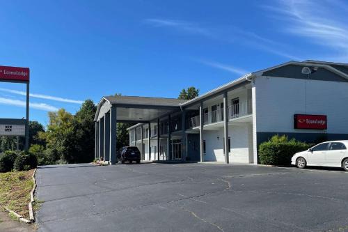 Forest City Cabin | Econo Lodge