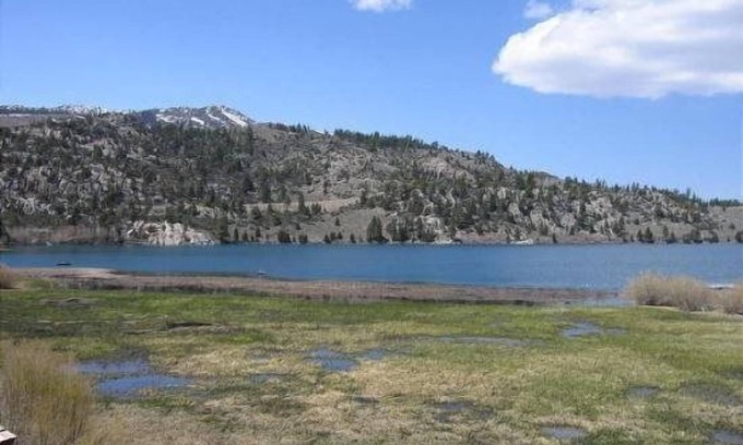 June Lake Condo | Edgewater #8, upgraded unit w/beautiful views of June Lake