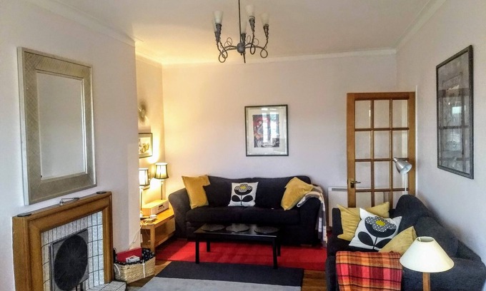 Comely Bank Apartment | Edinburgh Art Deco city centre apartment. Beautifully presented home-from-home