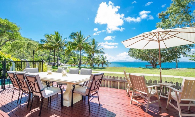 Picnic Bay House | EEAST on the beachfront of Picnic Bay