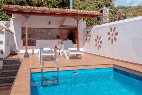 Brena Alta Villa | El Amanecer - villa privada con piscina agua salada, barbacoa y chimenea