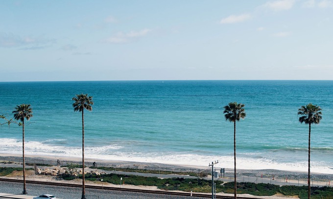 Capistrano Beach Hotel | El Caminante Bar & Bungalows