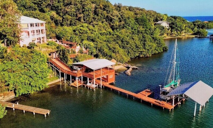 Jonesville Villa | El Palacio Rosa on Blue Lagoon 3Br Beachfront