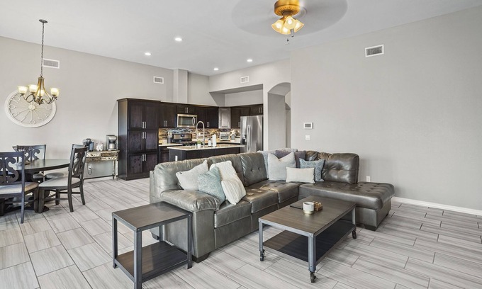 Chamberino House | El Paso House|SleepNumber&Tempurpedic Beds|85" TV