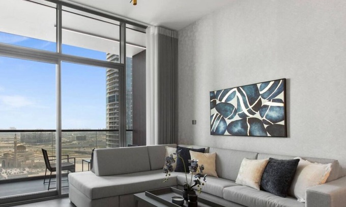 Jumeirah Lake Towers Apartment | Elegant 1-Bedroom with Stunning Lake View in JLT